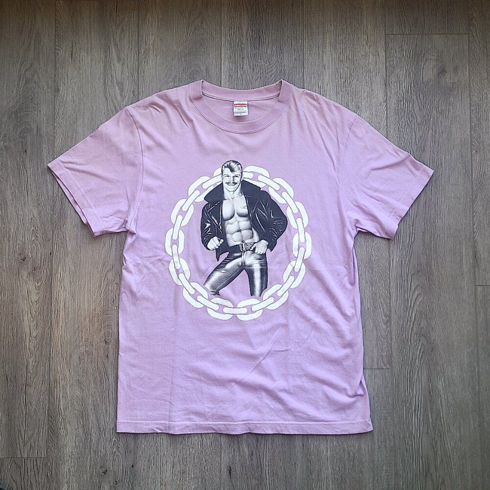 VERY RARE deadstock Tom of Finland lavender t-shirt from Japan 2020 size Large - Picture 2 of 8